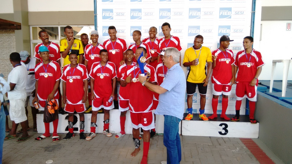 José Carlos Soares, Presidente do Sinprocim, entrega medalhas de ouro e trofeú á equipe de futebol de campo da Concretiza.